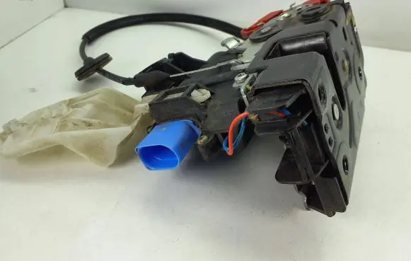 Volkswagen Golf VI Rear door lock 7L0839016D 991510100