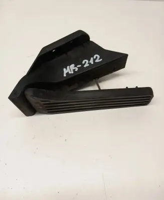 Mercedes-Benz E W212 Accelerator throttle pedal A2043000004 260911 0076
