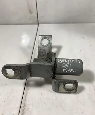 Ford Galaxy Front door lower hinge A046575