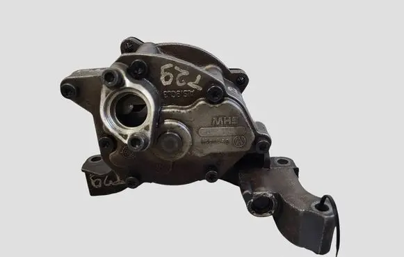 Volkswagen Touran II Oil pump 113670201 03C115121J