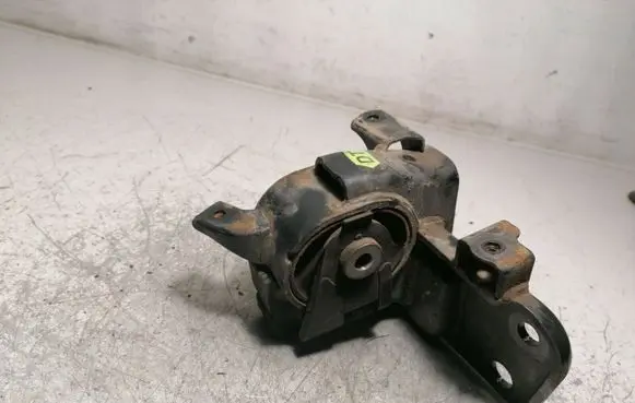 Toyota Avensis T270 Engine mount bracket