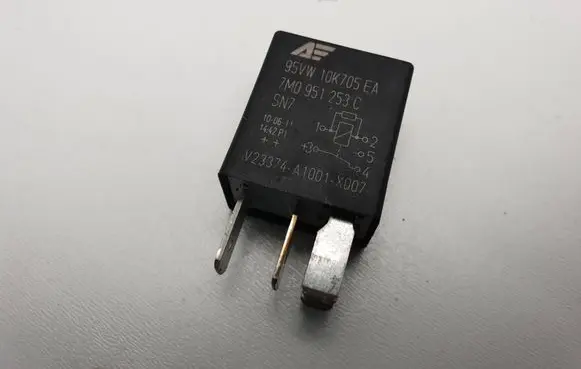 Volkswagen Golf Plus Other relay 7M0951253C 95VW10K705EA V23374A0001X007