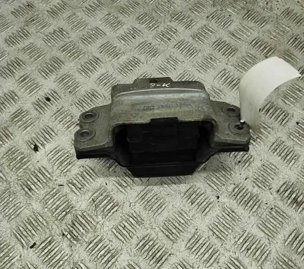 Volkswagen PASSAT B7 Engine mount bracket 3C0199555