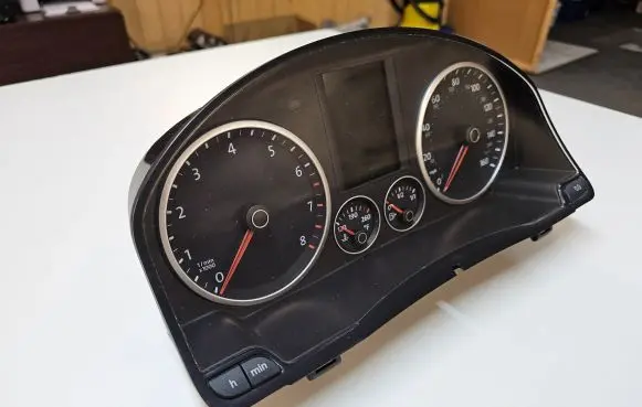 Volkswagen Tiguan Speedometer (instrument cluster) 5N0920970F
