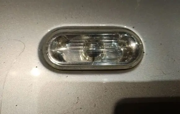 Front fender indicator light