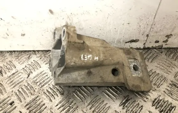 Land Rover Discovery 3 - LR3 Engine mounting bracket KKU500580