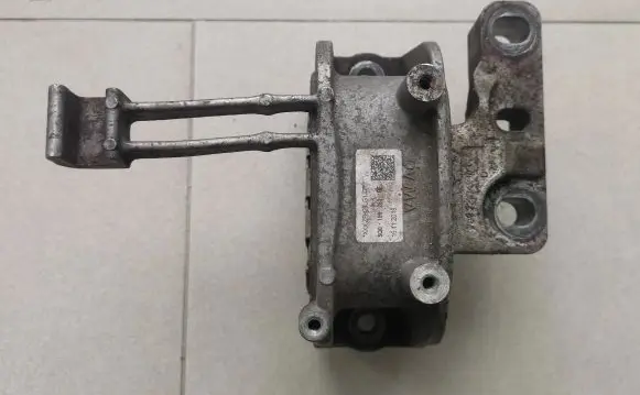 Volkswagen Tiguan Engine mount bracket 5Q0199262DF 5Q0199262