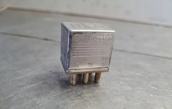 Mercedes-Benz S W140 Hazard warning light relay 0015420219