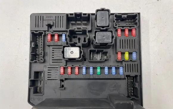Nissan Qashqai Fuse module 284B7JD000 519228043 3280074916