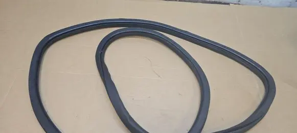 Volkswagen PASSAT B6 Rear door rubber seal (on body) 3C5867913B