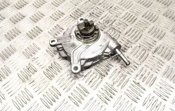 Toyota Avensis T270 Vacuum pump 26041118