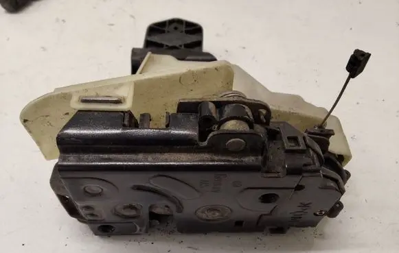 Volkswagen PASSAT B5 Rear door lock 3B0837867