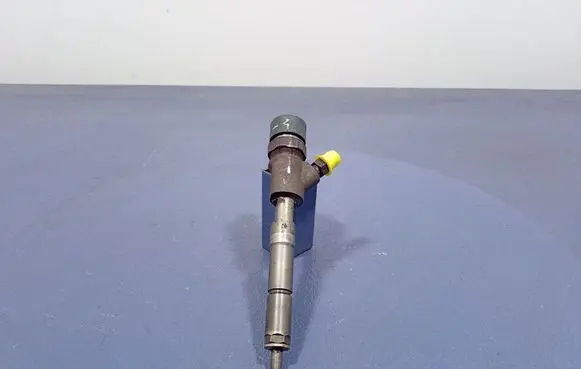 Toyota Yaris Fuel injector 236700N030