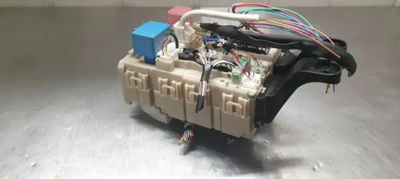 Toyota Avensis T270 Fuse module 8273005170C 154211E26