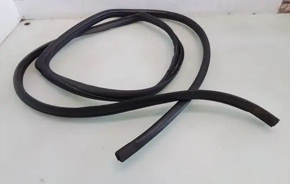 Rear door rubber seal (on body)