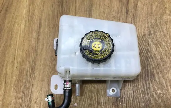 Brake fluid reservoir