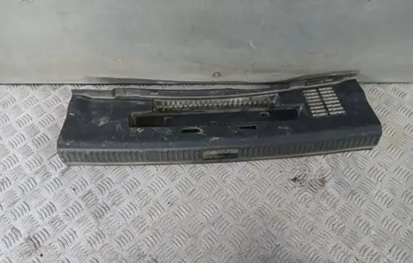 Trunk/boot sill cover protection