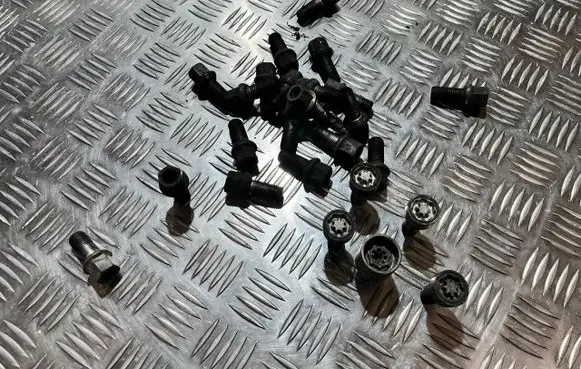 Skoda Superb B8 (3V) Anti-theft wheel nuts and lock VW26503