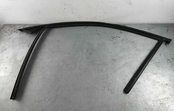 Volvo XC40 Front door glass trim molding 32237971 31425992 32378497