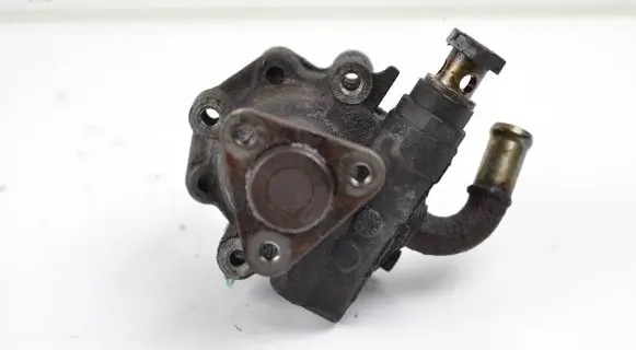 Volkswagen Golf V Power steering pump 8D0145177