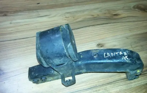 Hyundai Lantra I Engine mount bracket