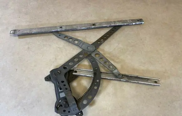 Rear door manual window regulator