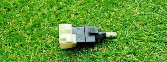 Mercedes-Benz E W124 Brake pedal sensor switch 0015453109