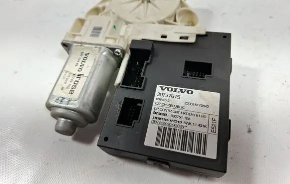 Volvo S40 Front door window regulator motor 30737675