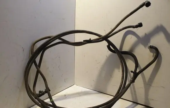 Volvo V70 Fuel line pipe