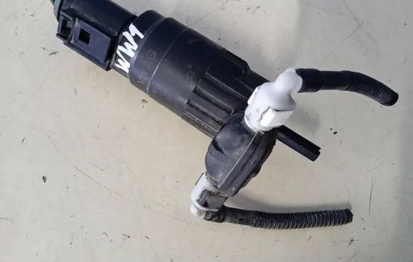 Volkswagen Golf VII Windscreen/windshield washer pump 1K6955651
