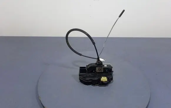 Opel Insignia A Front door lock 13503778