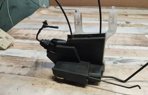 Hyundai Tucson JM Front door lock