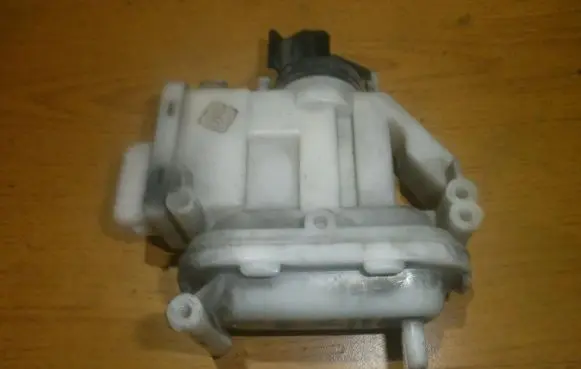 Volkswagen PASSAT B4 Central locking vacuum pump 357862153b