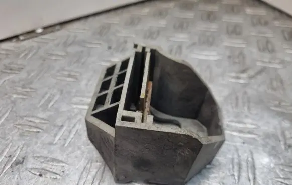 BMW 1 E82 E88 Radiator mount bracket 7807186 17117807186