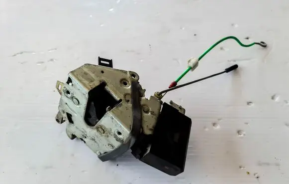 BMW 5 E39 Front door lock (next to the handle) 67118352165
