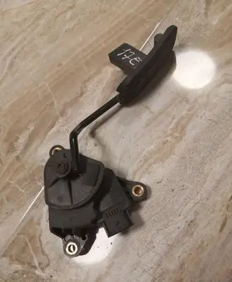 Nissan Micra Accelerator throttle pedal 18002AX700