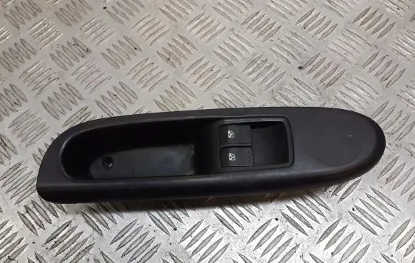Renault Clio II Front door window switch trim 8200084003