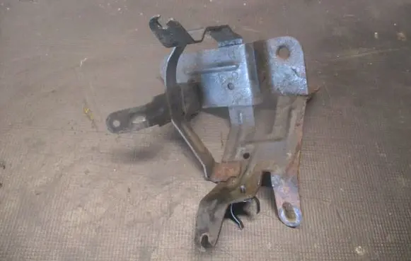 Opel Astra H Power steering pump mounting bracket 