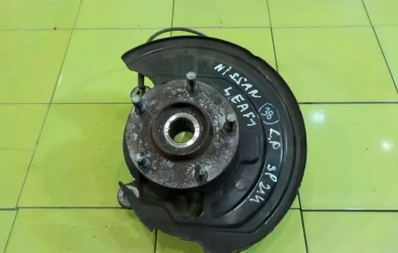 Nissan Leaf I (ZE0) Front wheel hub spindle knuckle PRZOD