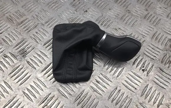 Volkswagen Jetta VI Gear lever shifter trim leather/knob