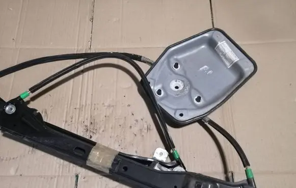 Volkswagen Golf Plus Rear window lifting mechanism without motor