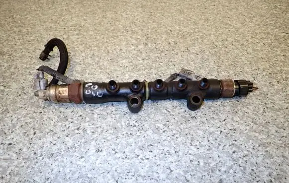 Toyota Corolla E120 E130 Fuel injector supply line/pipe 
