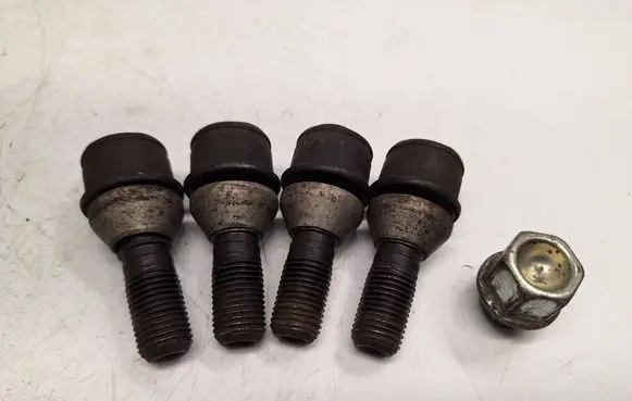 BMW X5 E53 Anti-theft wheel nuts and lock 36136752760 36136752765