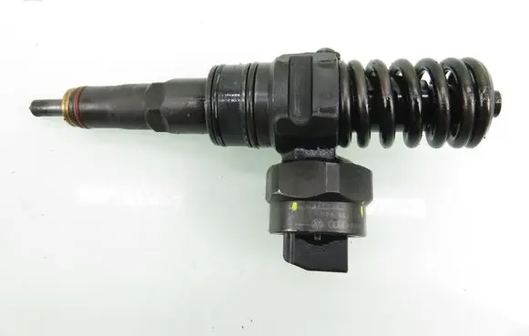 Volkswagen Golf IV Fuel injector 0414720007 038130073F