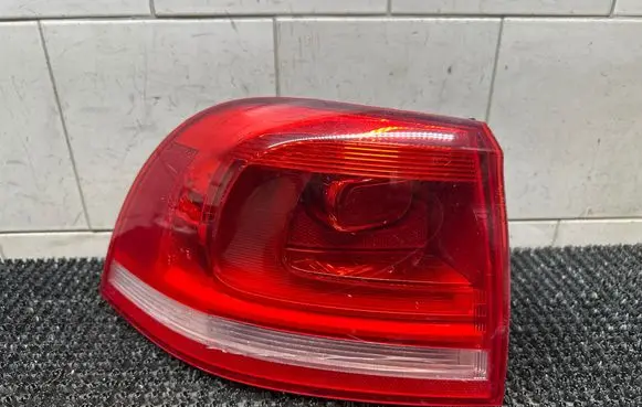 Volkswagen Touareg II Rear/tail lights 7P6945095E