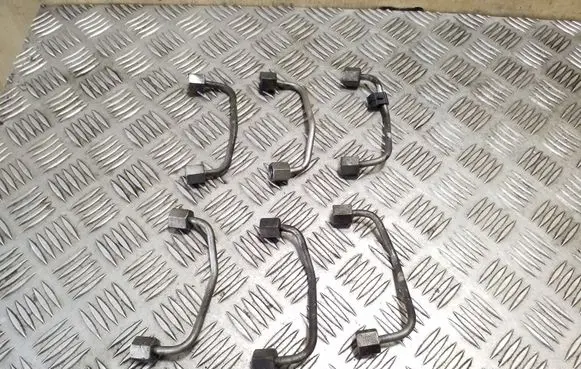 Volkswagen Touareg I Fuel injector supply line/pipe 
