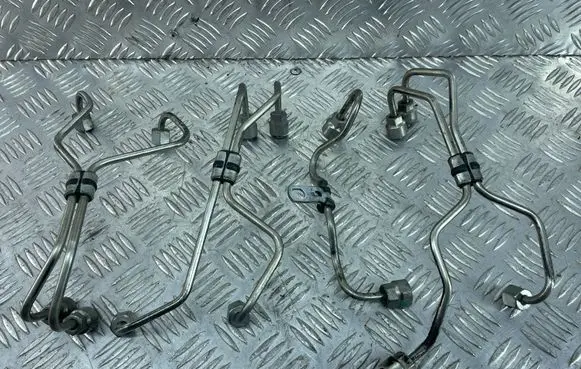 Volvo V60 Fuel injector supply line/pipe 