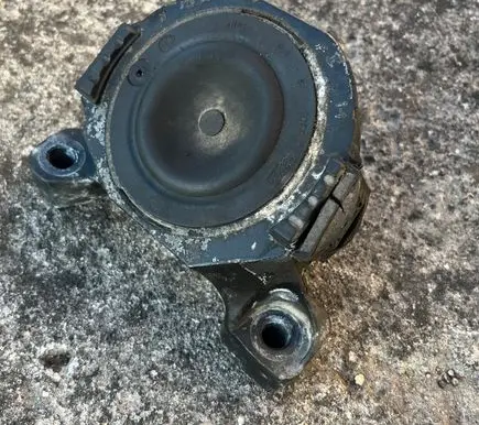 Engine mount bracket