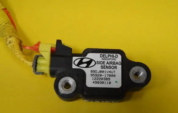 Hyundai Matrix Airbag deployment crash/impact sensor 9592017000