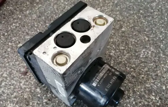 Volkswagen Touareg I ABS Pump 7L0907379A 7L0614111B